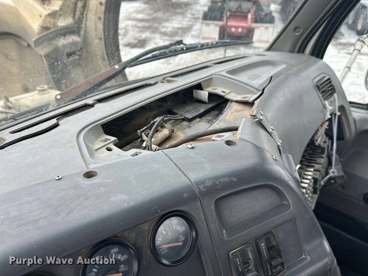 image for item DT6494 1999 Sterling L9513 roll-off container truck