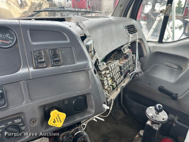 image for item DT6494 1999 Sterling L9513 roll-off container truck