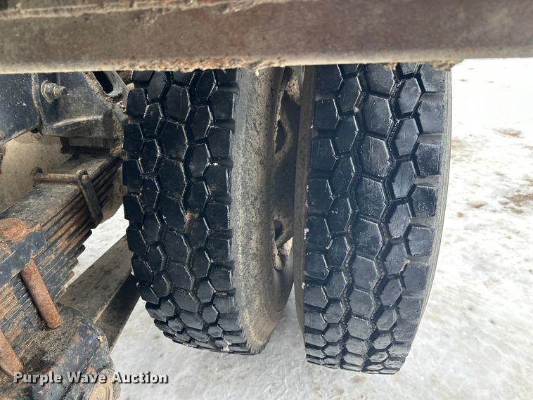 image for item DT6494 1999 Sterling L9513 roll-off container truck