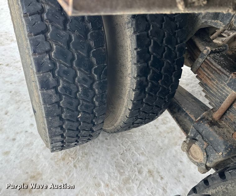 image for item DT6494 1999 Sterling L9513 roll-off container truck