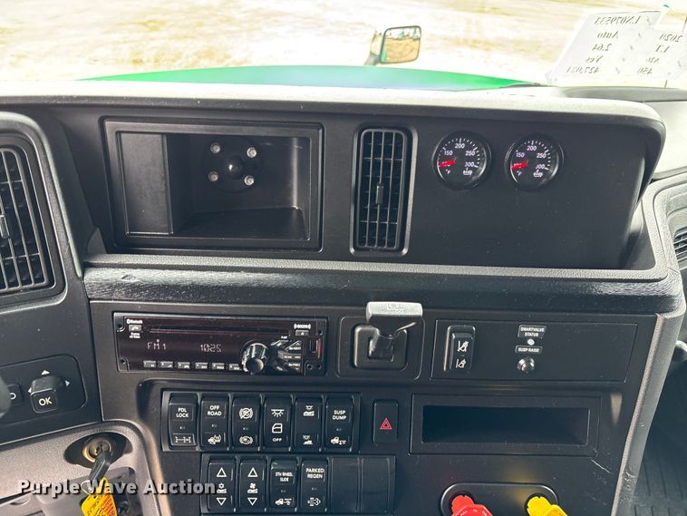 image for item DU0292 2020 International LT625 semi truck