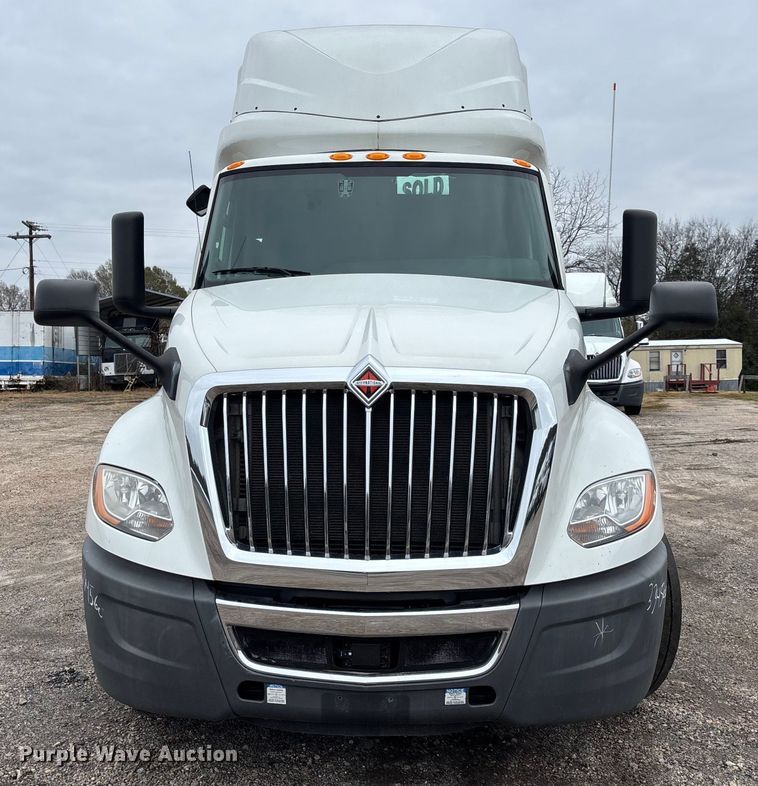 image for item DU0293 2019 International LT625 semi truck