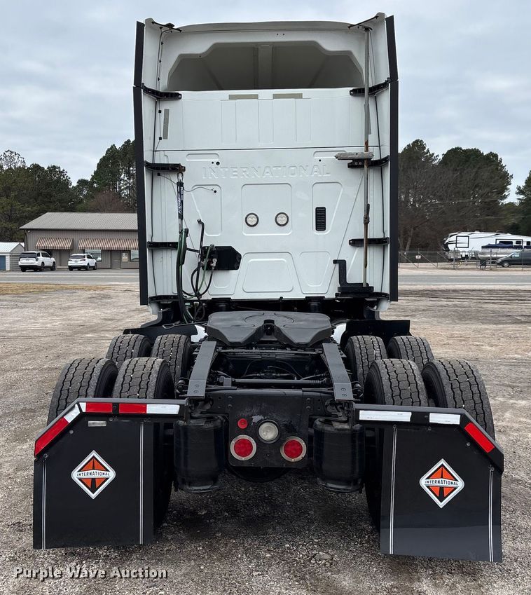 image for item DU0293 2019 International LT625 semi truck