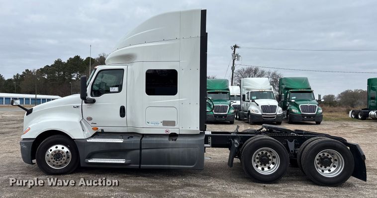 image for item DU0293 2019 International LT625 semi truck