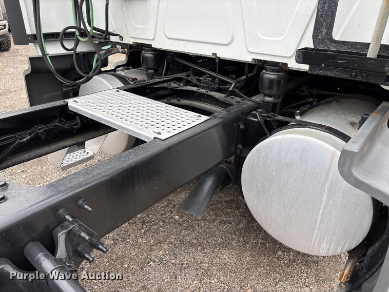 image for item DU0293 2019 International LT625 semi truck