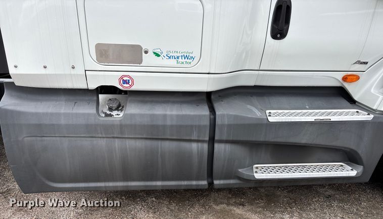 image for item DU0293 2019 International LT625 semi truck