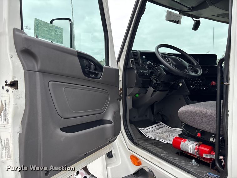 image for item DU0293 2019 International LT625 semi truck