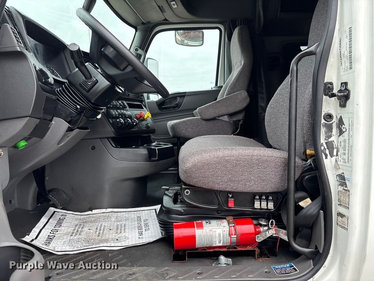 image for item DU0293 2019 International LT625 semi truck