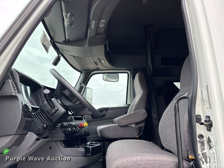 image for item DU0293 2019 International LT625 semi truck