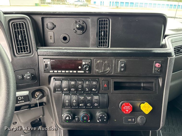 image for item DU0293 2019 International LT625 semi truck