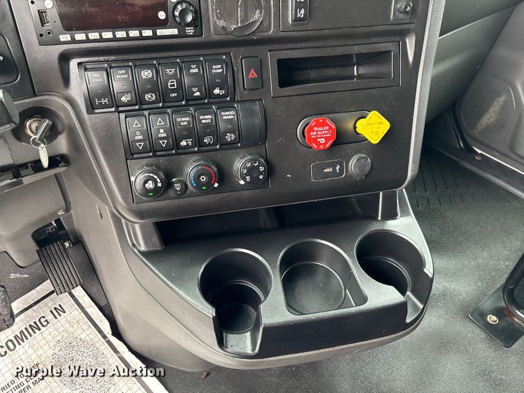 image for item DU0293 2019 International LT625 semi truck