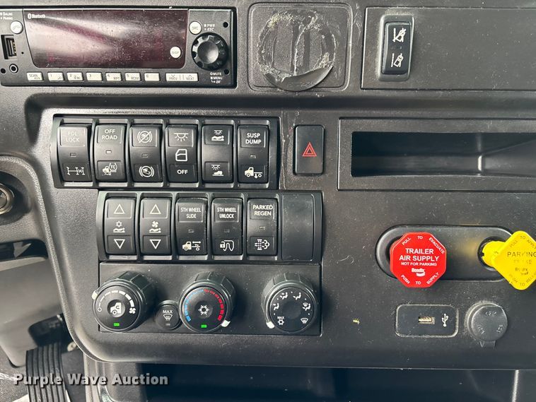 image for item DU0293 2019 International LT625 semi truck