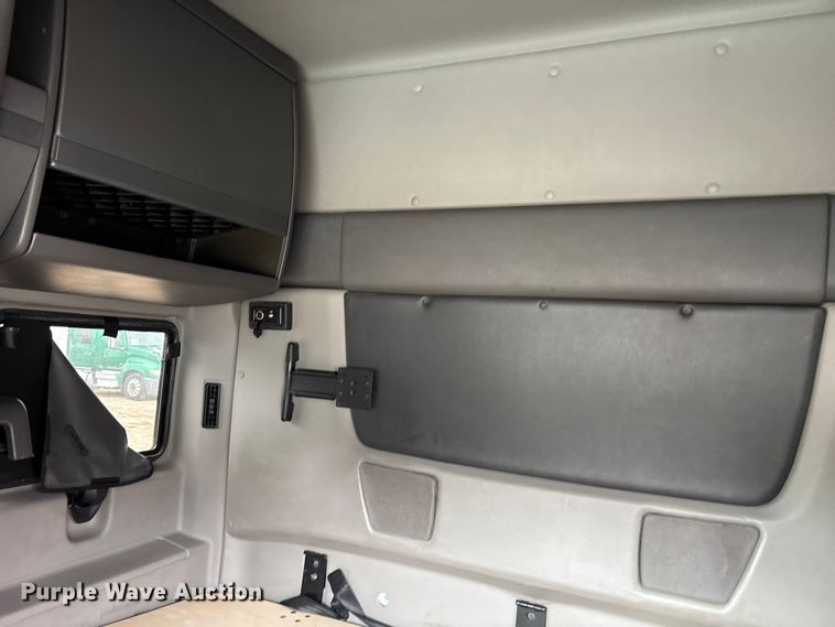 image for item DU0293 2019 International LT625 semi truck