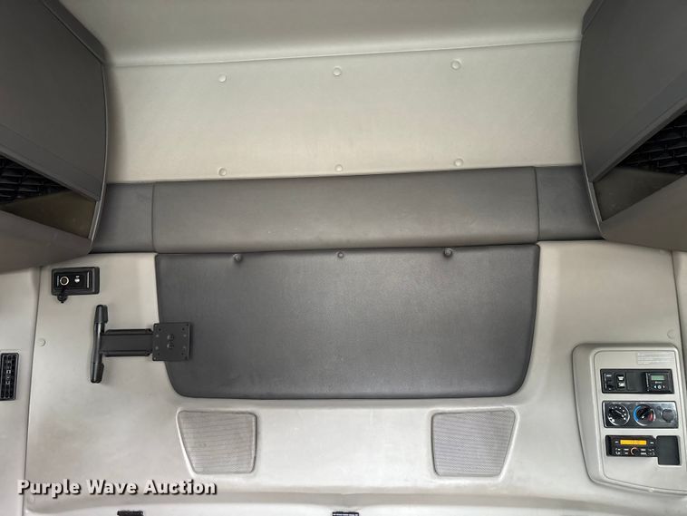 image for item DU0293 2019 International LT625 semi truck