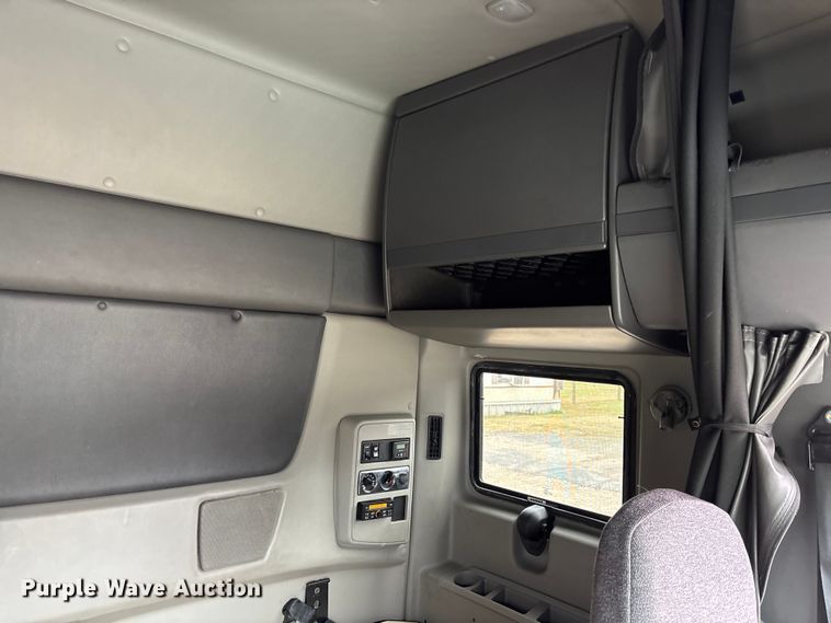 image for item DU0293 2019 International LT625 semi truck