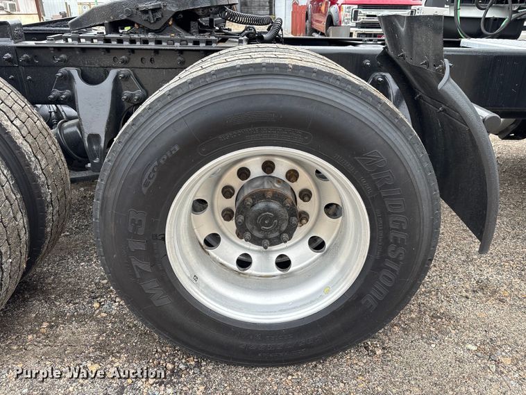 image for item DU0293 2019 International LT625 semi truck