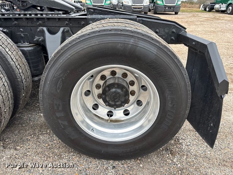 image for item DU0293 2019 International LT625 semi truck