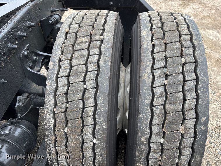 image for item DU0293 2019 International LT625 semi truck