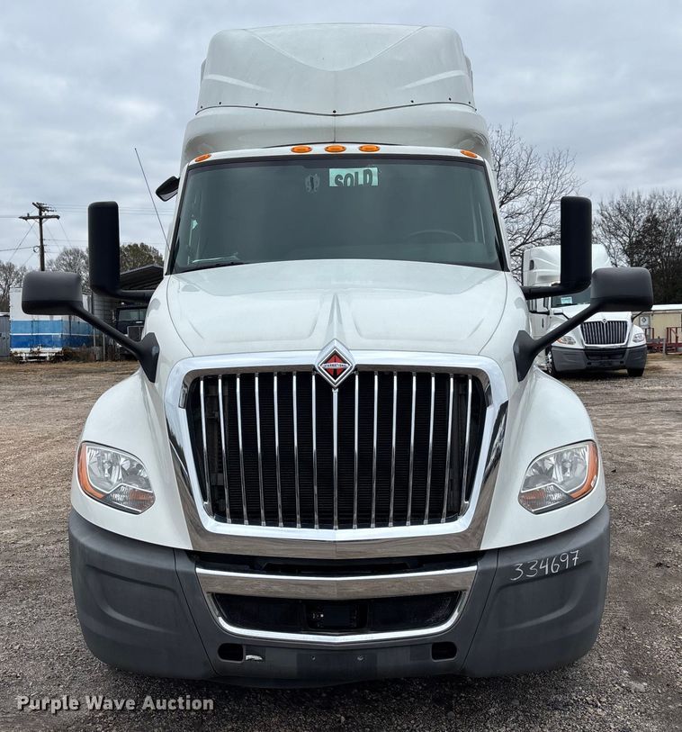 image for item DU0294 2019 International LT625 semi truck