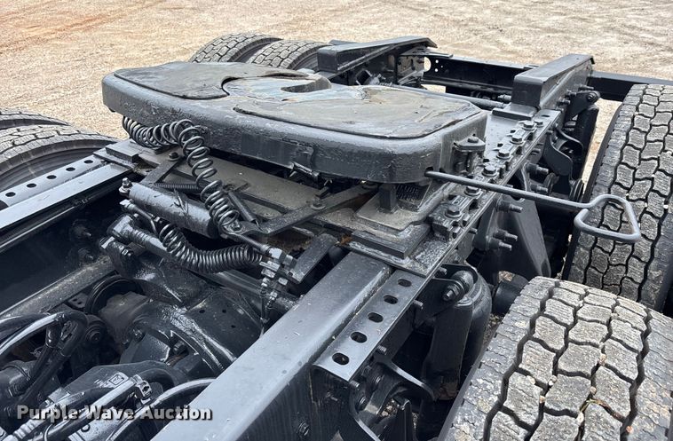 image for item DU0294 2019 International LT625 semi truck