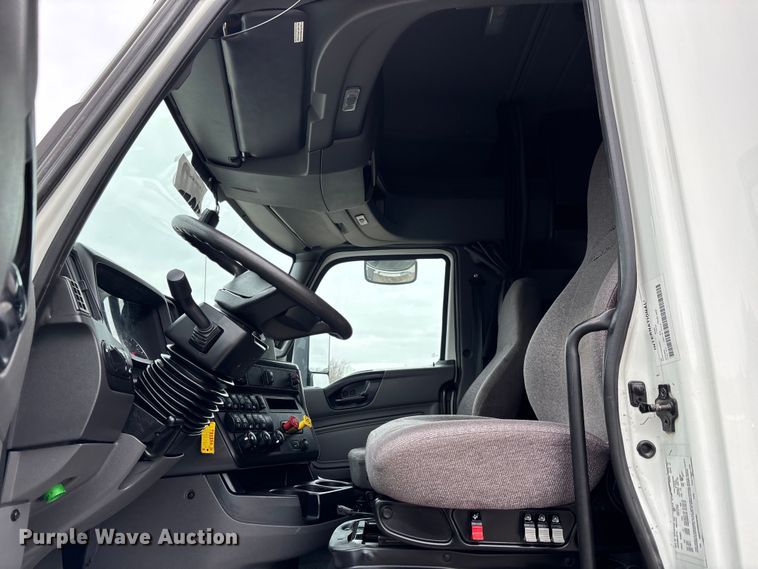 image for item DU0294 2019 International LT625 semi truck