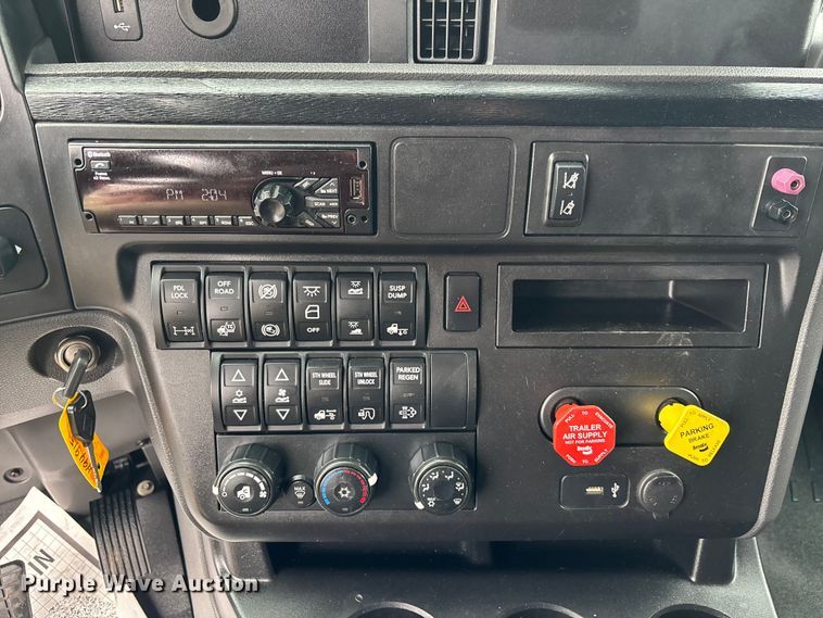 image for item DU0294 2019 International LT625 semi truck