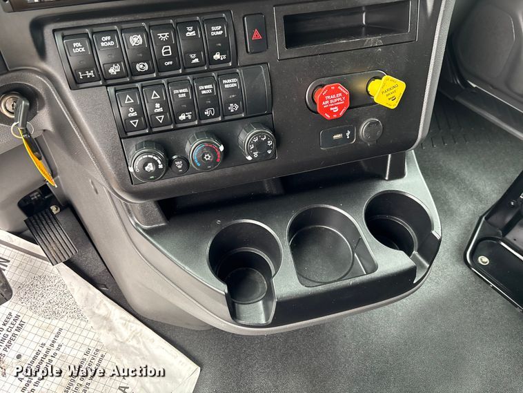 image for item DU0294 2019 International LT625 semi truck