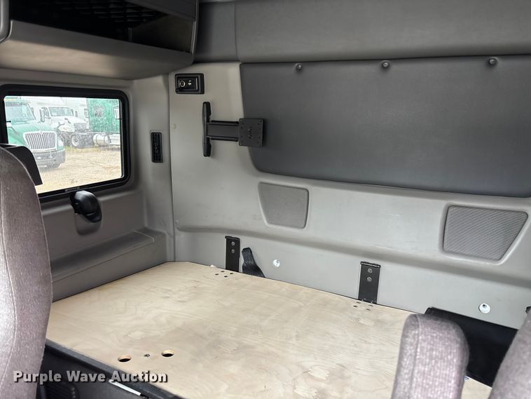 image for item DU0294 2019 International LT625 semi truck