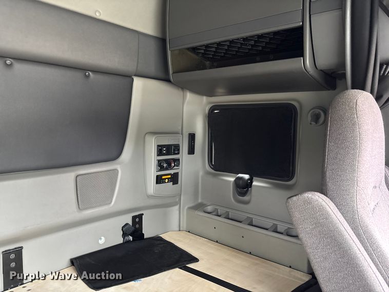 image for item DU0294 2019 International LT625 semi truck