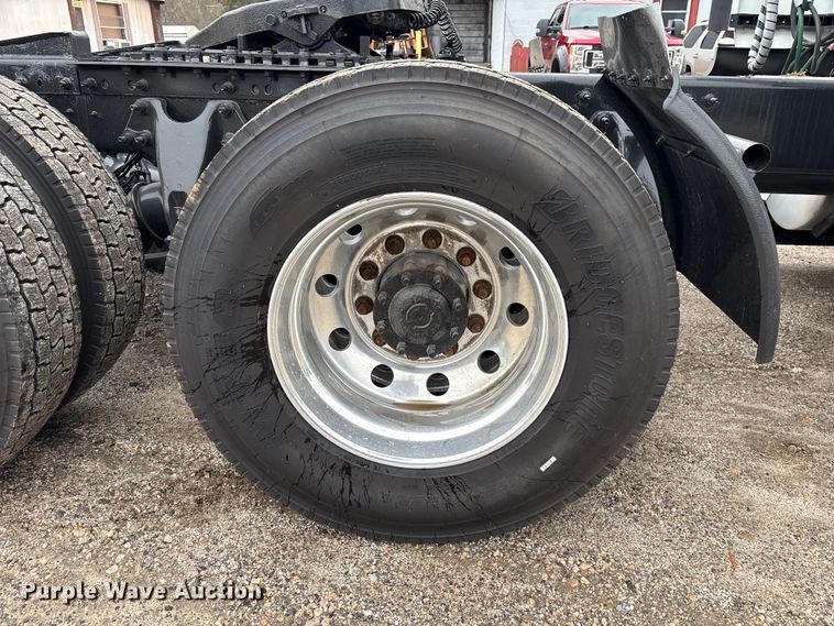 image for item DU0294 2019 International LT625 semi truck