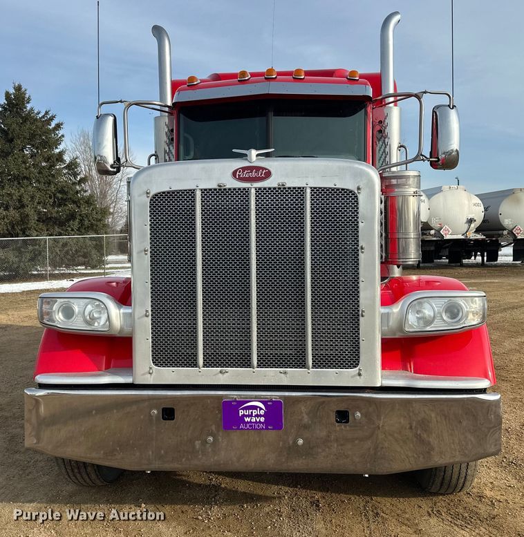image for item DW4389 2020 Peterbilt 389 semi truck