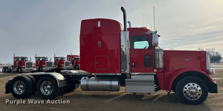 image for item DW4389 2020 Peterbilt 389 semi truck