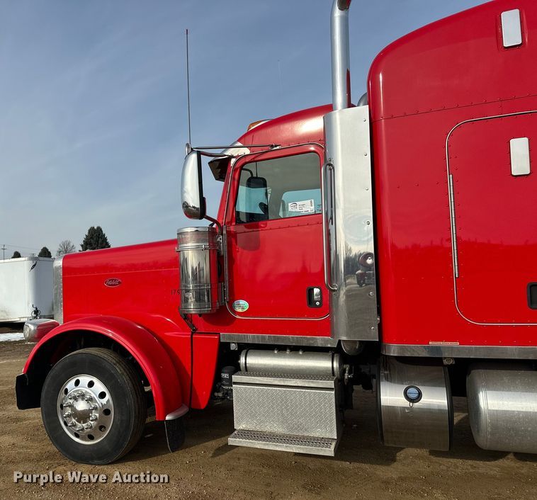 image for item DW4389 2020 Peterbilt 389 semi truck