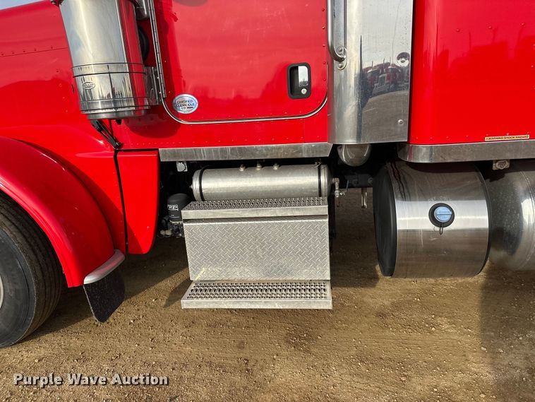 image for item DW4389 2020 Peterbilt 389 semi truck