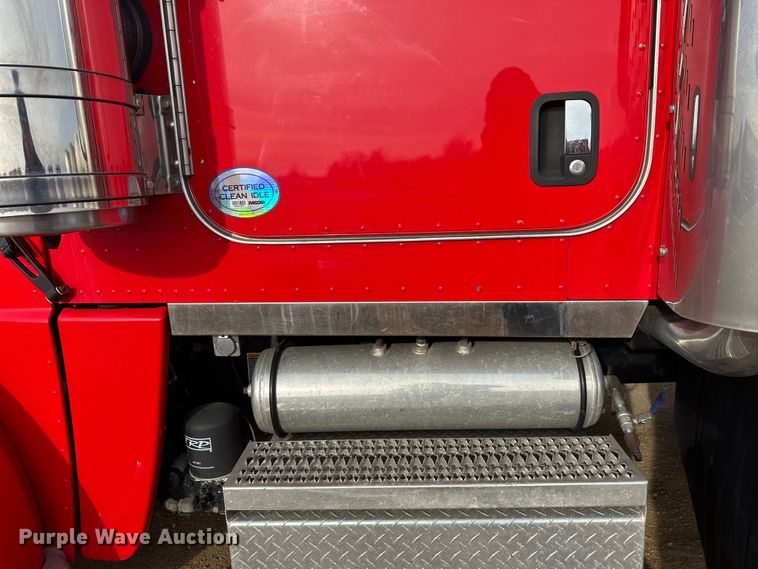 image for item DW4389 2020 Peterbilt 389 semi truck