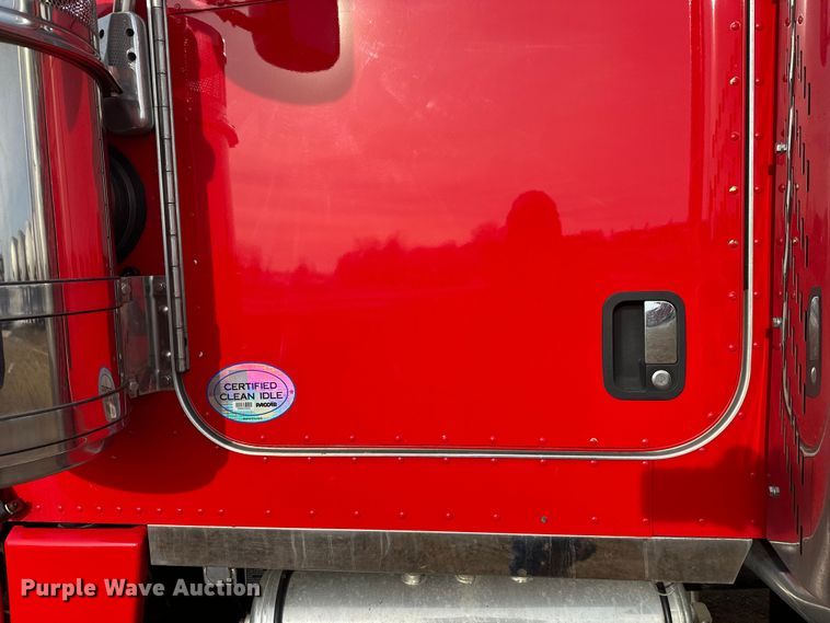 image for item DW4389 2020 Peterbilt 389 semi truck