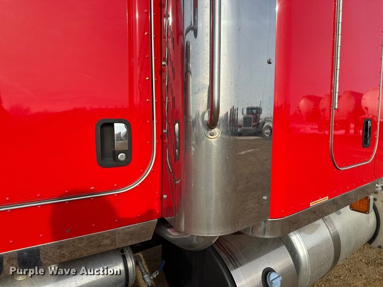 image for item DW4389 2020 Peterbilt 389 semi truck