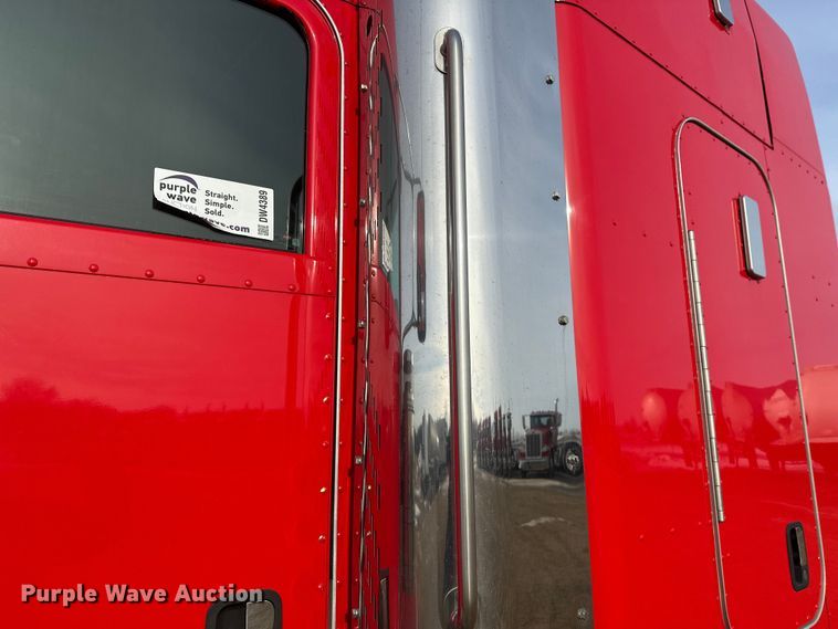 image for item DW4389 2020 Peterbilt 389 semi truck