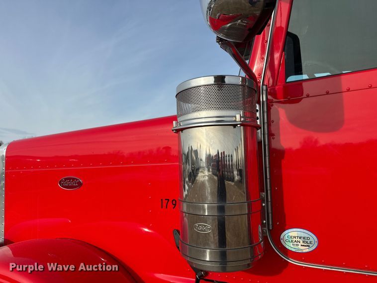 image for item DW4389 2020 Peterbilt 389 semi truck