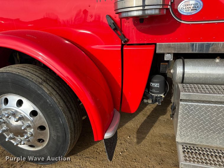 image for item DW4389 2020 Peterbilt 389 semi truck