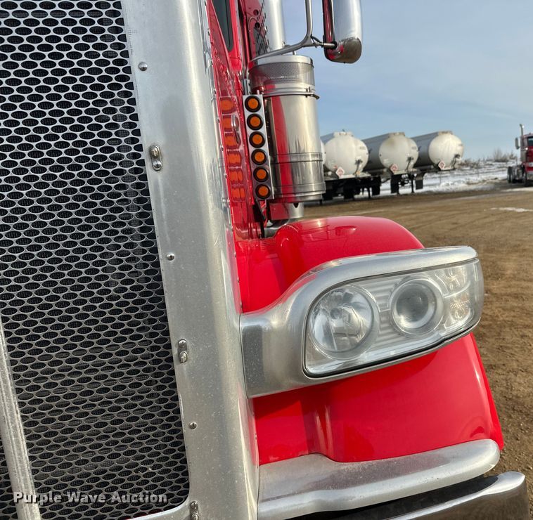 image for item DW4389 2020 Peterbilt 389 semi truck