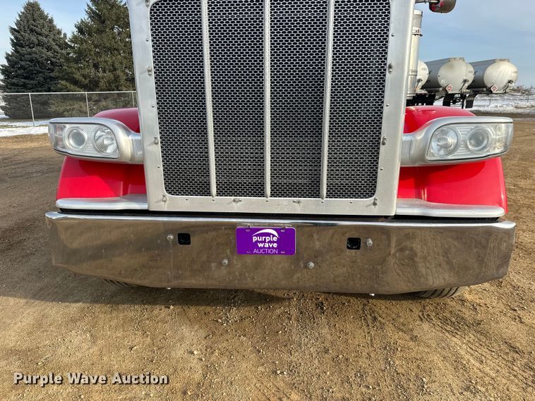 image for item DW4389 2020 Peterbilt 389 semi truck