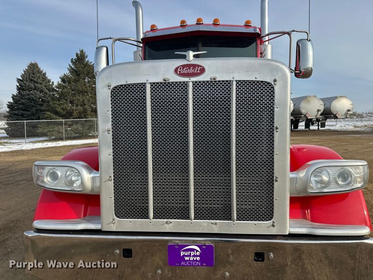 image for item DW4389 2020 Peterbilt 389 semi truck