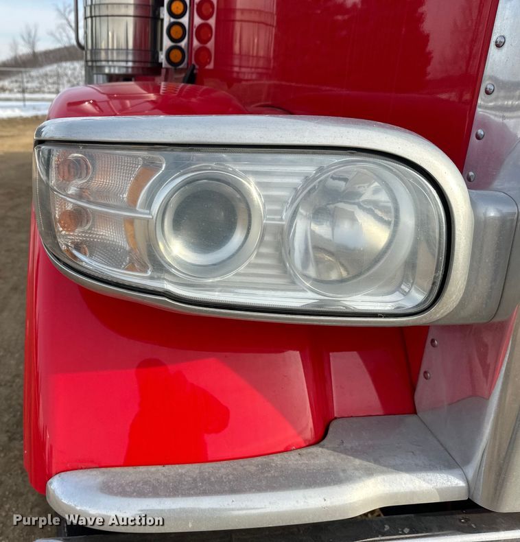 image for item DW4389 2020 Peterbilt 389 semi truck