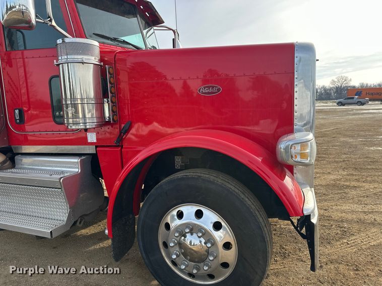 image for item DW4389 2020 Peterbilt 389 semi truck