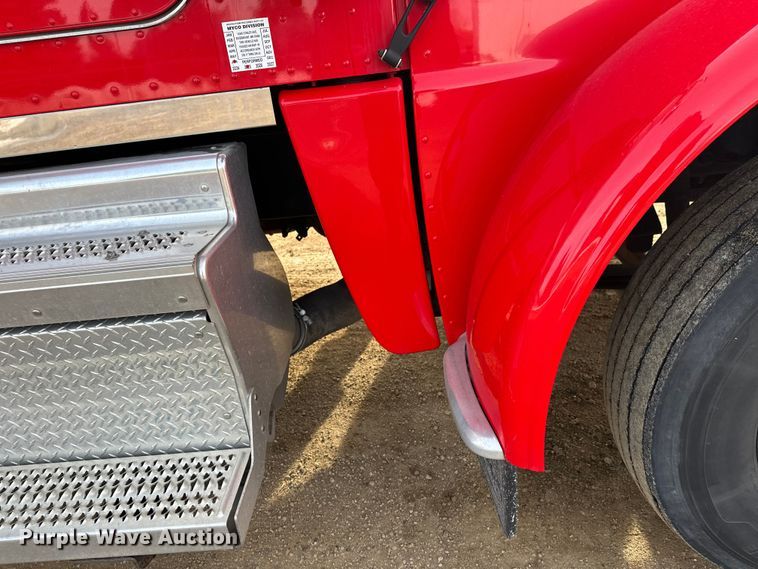 image for item DW4389 2020 Peterbilt 389 semi truck