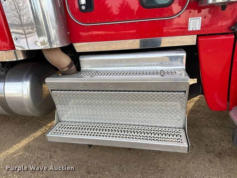 image for item DW4389 2020 Peterbilt 389 semi truck