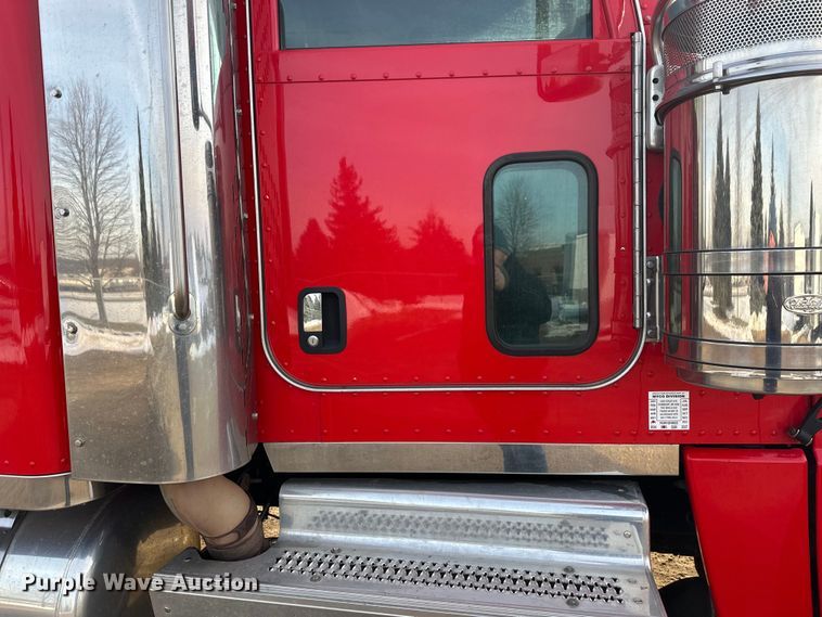 image for item DW4389 2020 Peterbilt 389 semi truck