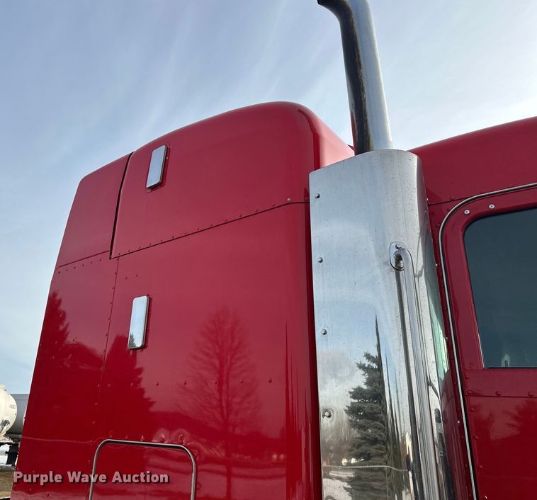 image for item DW4389 2020 Peterbilt 389 semi truck