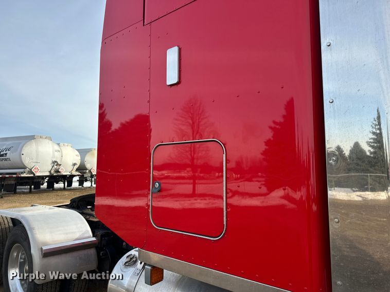 image for item DW4389 2020 Peterbilt 389 semi truck